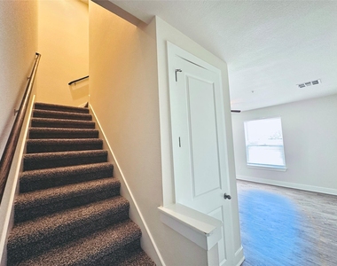 2216 Creekside Ln - Photo Thumbnail 13