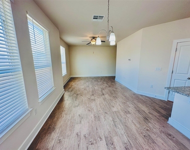 2216 Creekside Ln - Photo Thumbnail 9