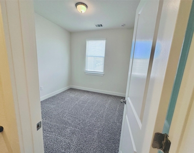 2216 Creekside Ln - Photo Thumbnail 24