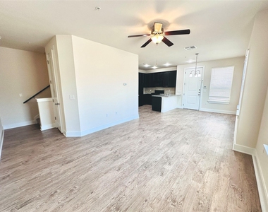 2216 Creekside Ln - Photo Thumbnail 8