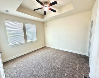 2216 Creekside Ln - Photo Thumbnail 17