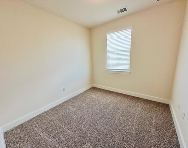2216 Creekside Ln - Photo Thumbnail 25