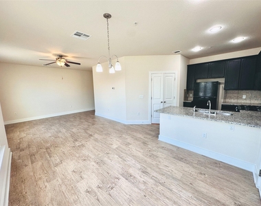 2216 Creekside Ln - Photo Thumbnail 10