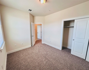 2216 Creekside Ln - Photo Thumbnail 23