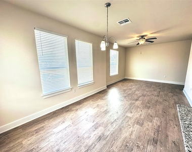 2216 Creekside Ln - Photo Thumbnail 11