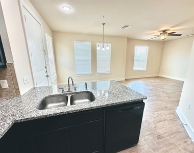 2216 Creekside Ln - Photo Thumbnail 5