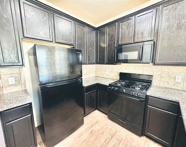 2216 Creekside Ln - Photo Thumbnail 4