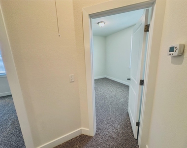 2216 Creekside Ln - Photo Thumbnail 21