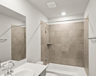 121 Greenway Ln - Photo Thumbnail 6