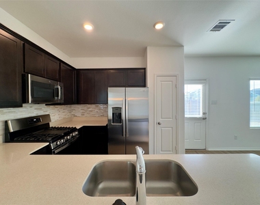 512 Gabbro Gdns - Photo Thumbnail 6