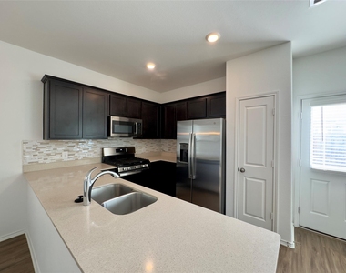 512 Gabbro Gdns - Photo Thumbnail 5