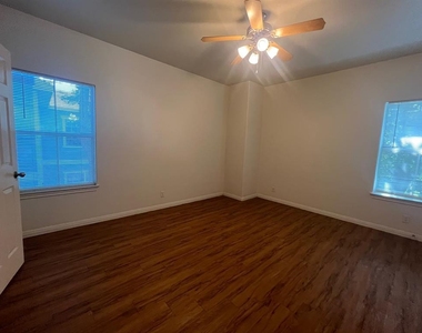5402 Martin Ave - Photo Thumbnail 6