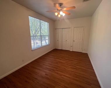 5402 Martin Ave - Photo Thumbnail 4
