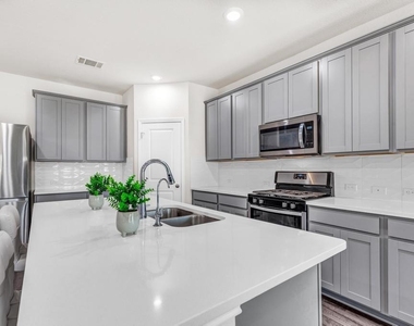 913 Main St - Photo Thumbnail 1