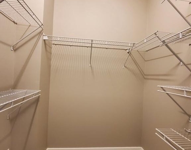 915 E St Street Nw - Photo Thumbnail 6
