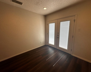 5403 West Gate Blvd - Photo Thumbnail 8