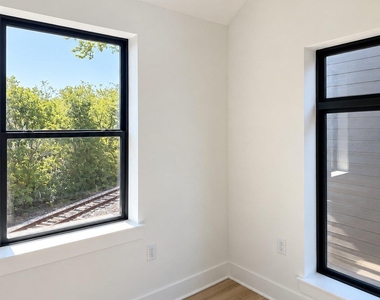 605 E 55th St - Photo Thumbnail 13
