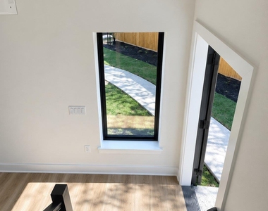 605 E 55th St - Photo Thumbnail 6