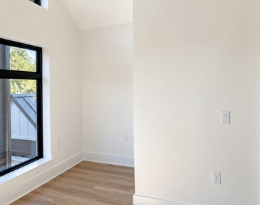 605 E 55th St - Photo Thumbnail 14