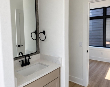 605 E 55th St - Photo Thumbnail 4