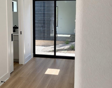 605 E 55th St - Photo Thumbnail 3