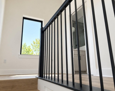 605 E 55th St - Photo Thumbnail 7