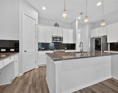 816 Mediterranean Dr - Photo Thumbnail 12