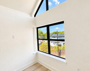 605 E 55th St - Photo Thumbnail 5