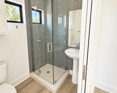 605 E 55th St - Photo Thumbnail 6