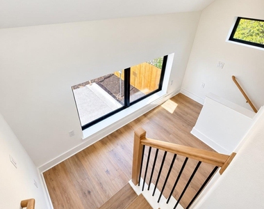 605 E 55th St - Photo Thumbnail 4