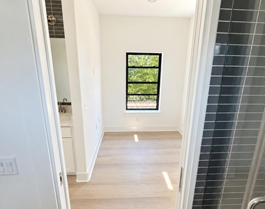 605 E 55th St - Photo Thumbnail 7