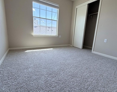 7821 Tee Dr - Photo Thumbnail 16