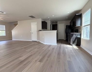 7821 Tee Dr - Photo Thumbnail 9
