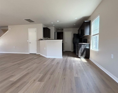 7821 Tee Dr - Photo Thumbnail 8