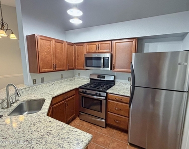 13810 Sutton Park Drive N - Photo Thumbnail 4
