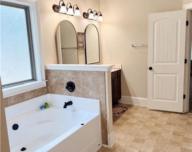 118 Village Place - Photo Thumbnail 6