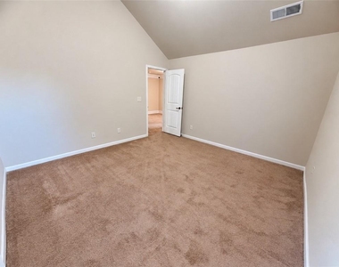 118 Village Place - Photo Thumbnail 5