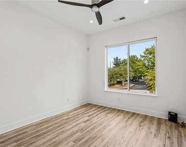 1155 Custer Avenue Se - Photo Thumbnail 8