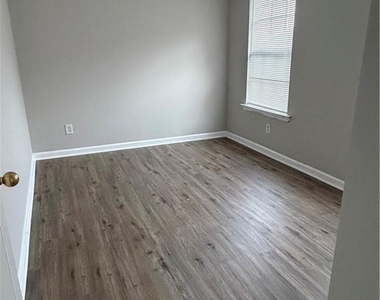 1000 Stonehaven Circle - Photo Thumbnail 2