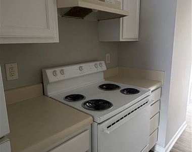 1000 Stonehaven Circle - Photo Thumbnail 6