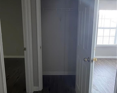 1000 Stonehaven Circle - Photo Thumbnail 4
