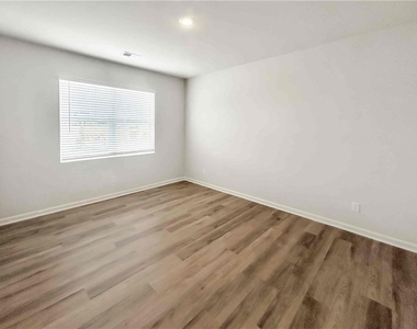 329 Creekview Way - Photo Thumbnail 4