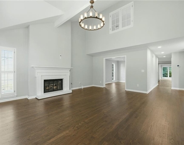 1122 Club Trace Ne - Photo Thumbnail 3