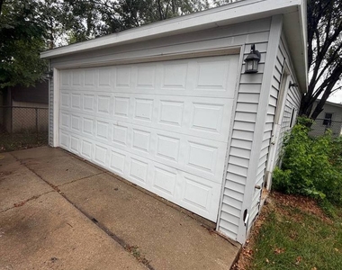 2247 Astor Street - Photo Thumbnail 24