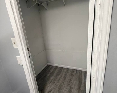 2247 Astor Street - Photo Thumbnail 23