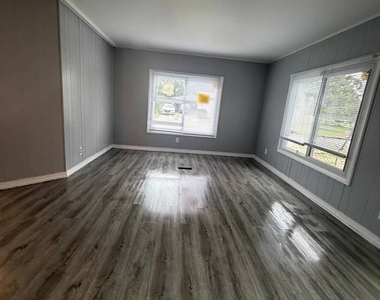 2247 Astor Street - Photo Thumbnail 7