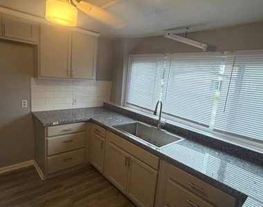 2247 Astor Street - Photo Thumbnail 4