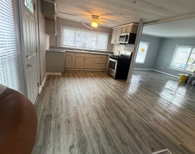 2247 Astor Street - Photo Thumbnail 13