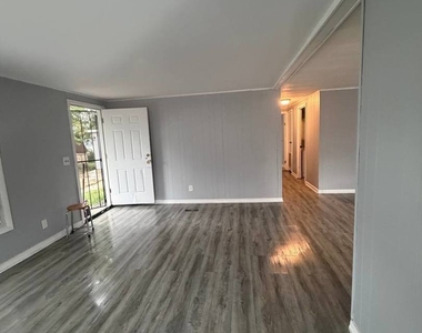 2247 Astor Street - Photo Thumbnail 9