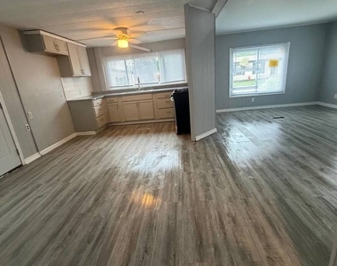 2247 Astor Street - Photo Thumbnail 3